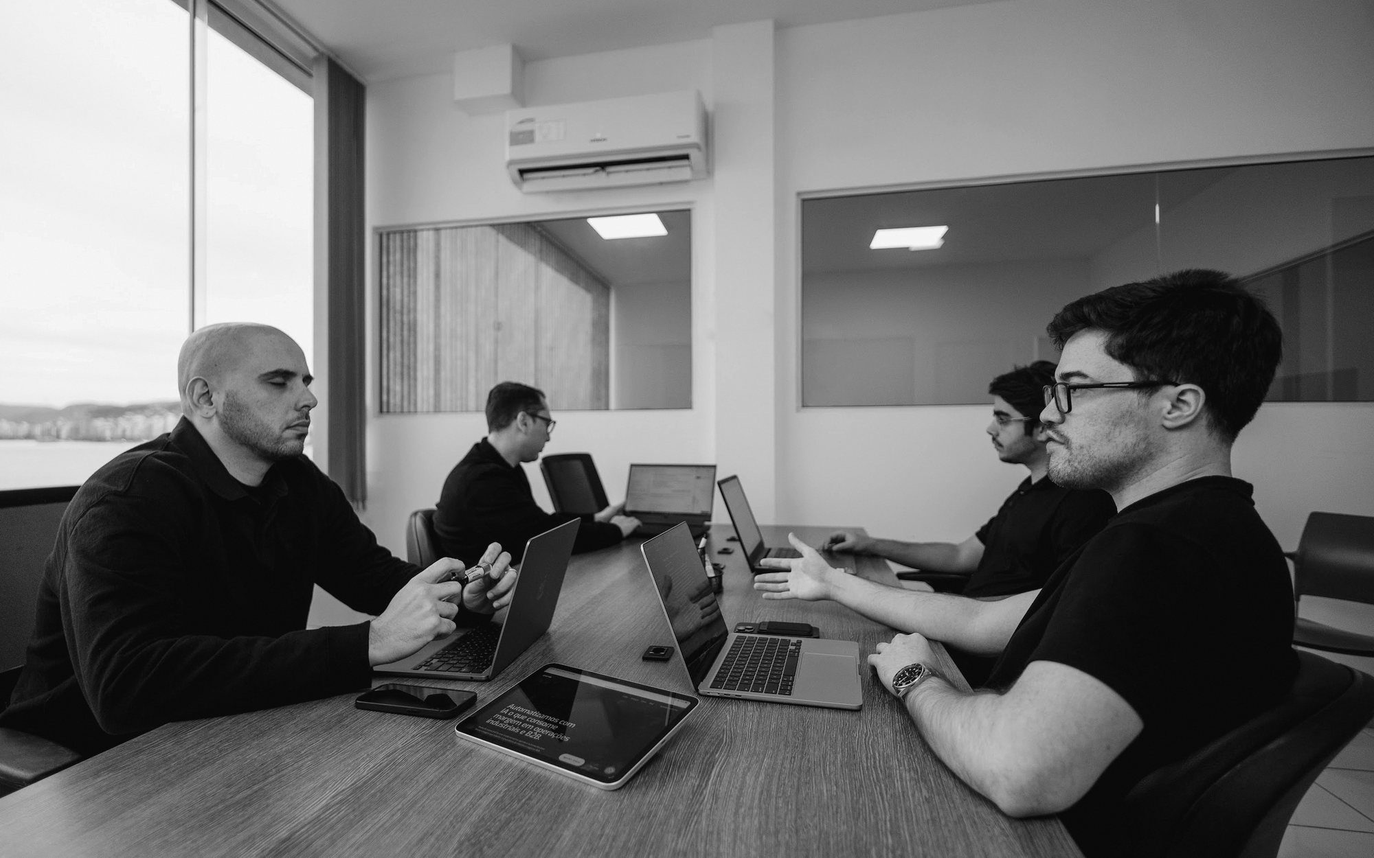 Hélio em reunião com a equipe da Studio Artemis
